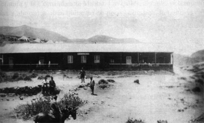 Hospital de la cruz roja en la playa de Cala Bonita. Fuente: Rubio P, Lacalle M. Alhucemas 1925, 2.<sup>a</sup> ed Málaga: Carvajal; 1999